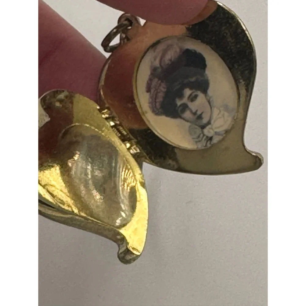 Vintage Style Gold Tone Heart Locket‎ Keychain Purple Rhinestone Portrait
